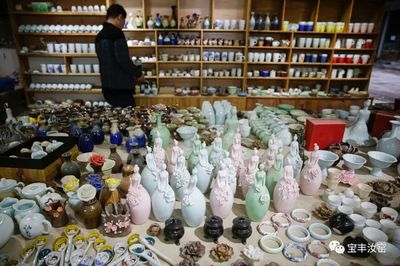 景德镇陶溪川创意集市热闹非凡 艺术品现场助阵