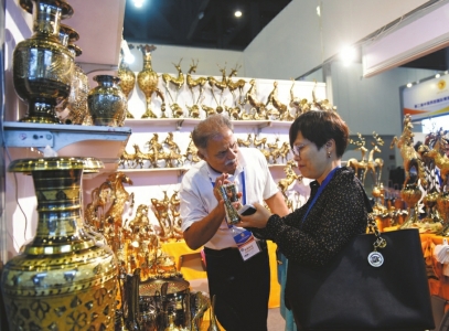 带你逛展 端一杯欧洲红酒 听机器人吹萨克斯